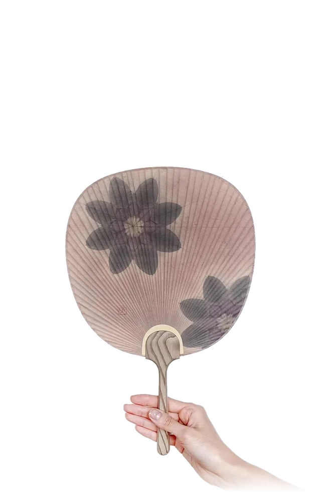 灰桜色の花文様の団扇