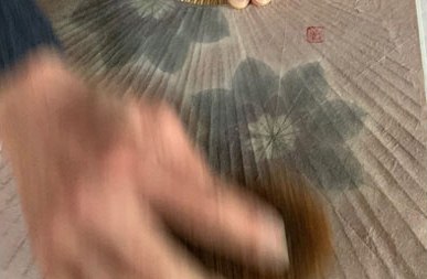 染め和紙を骨に貼り合わせるようす
